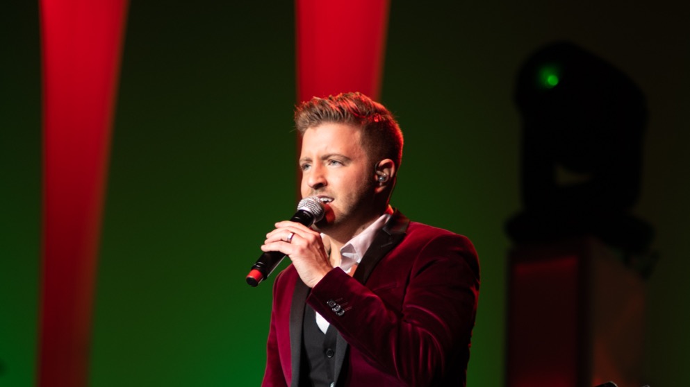 Billy Gilman Lights Up AFAN’s Blue Christmas with Big Vocals, Bigger Heart at House of Blues
