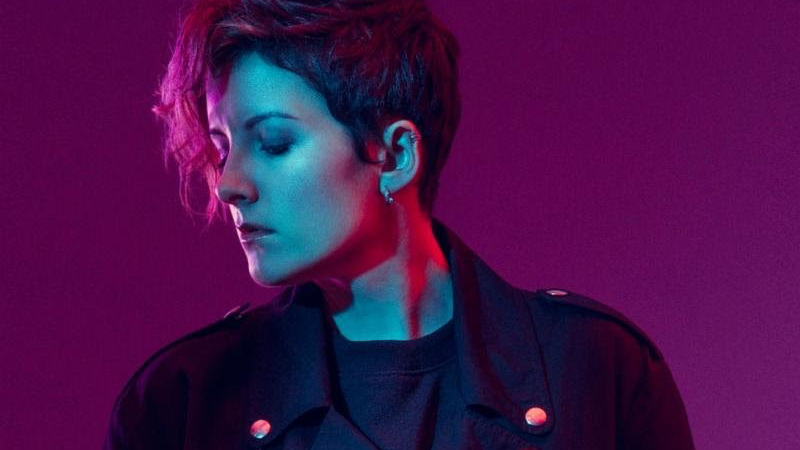 Ria Mae Premieres "Red Light" Video